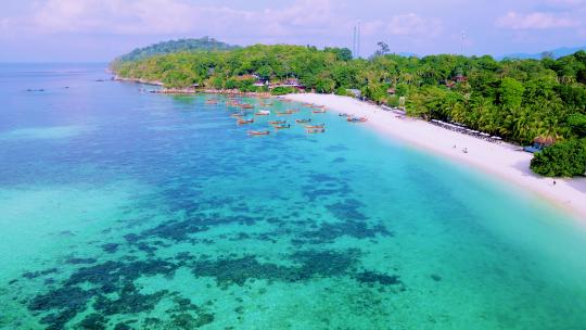 长尾船在Koh Lipe Island Satun泰国与热带海滩和turqouse海洋。