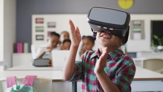 快乐的非裔美国男孩在教室里戴着虚拟现实耳机的视频视频素材模板下载