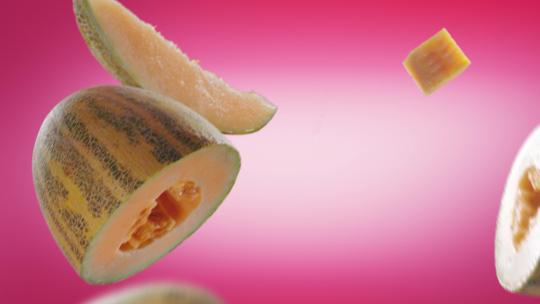 粉红色背景下的飞瓜和甜瓜片