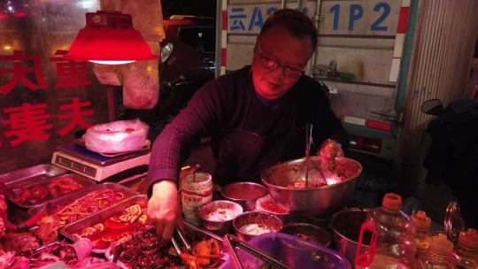云南夜市卖小菜凉菜的摊位