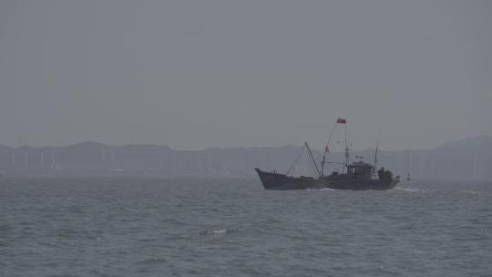 威海市 海边 渔船行驶 波光粼粼 跟随