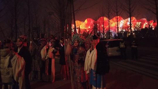 新年观看烟火的人群春节氛围幸福感年味视频素材模板下载