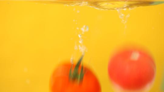 两个番茄入水b视频素材模板下载