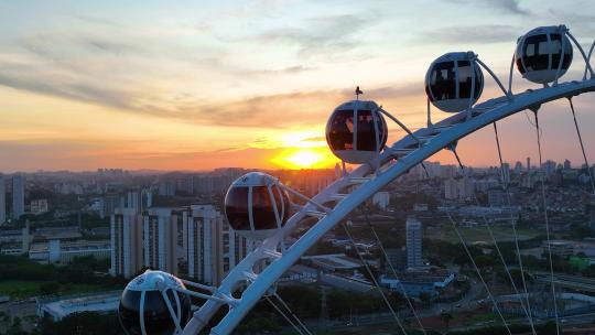 巴西圣保罗市中心地标摩天轮的日落天空。