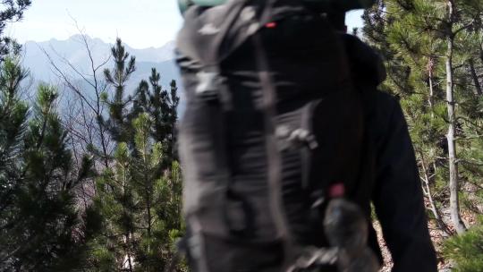 一个男人背着包步行在崎岖山路视频素材模板下载