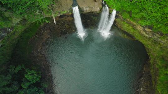 戏剧性的空中推进从宽顶拍摄到夏威夷奥帕卡瀑布的特写镜头。白天。