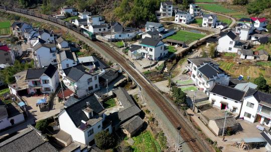 安徽省黄山市休宁县张村皖赣铁路火车航拍