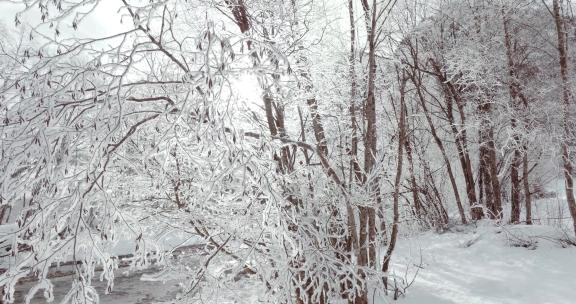 航拍寒冷的冬季雾凇河流雪景树挂