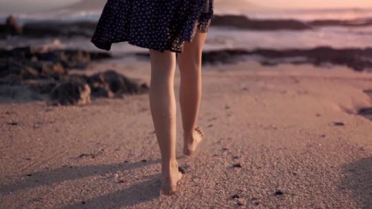 女生光着脚在海边