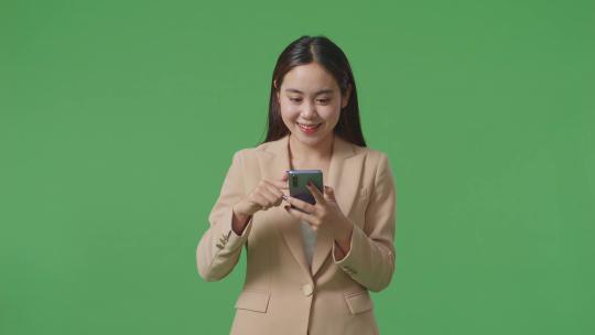 亚洲女人使用智能手机竖起大拇指