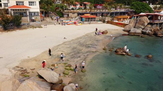 惠州三角洲岛沙滩旅客游玩右环绕