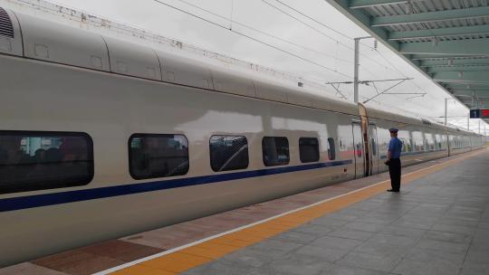 吉林省敦化站站台进站的高铁动车组列车