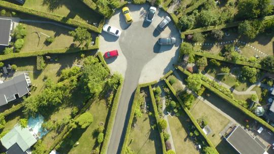 鸟瞰停在丹麦布朗德比圆形花园城的汽车，位于科彭哈郊外
