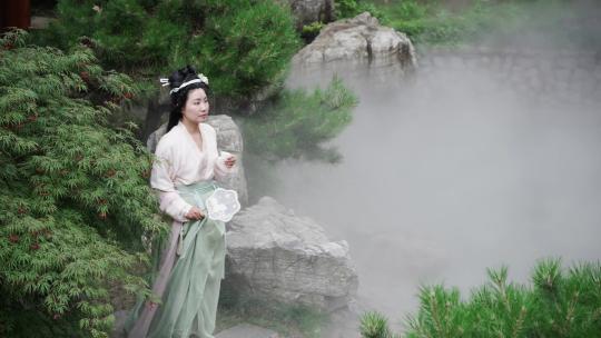 古装美女和江南烟雨传统园林