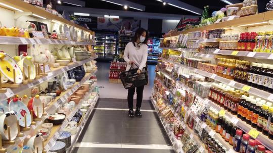 4k 女人在超市购物选购商品视频素材模板下载