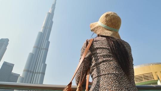女性游客凝视城市高塔