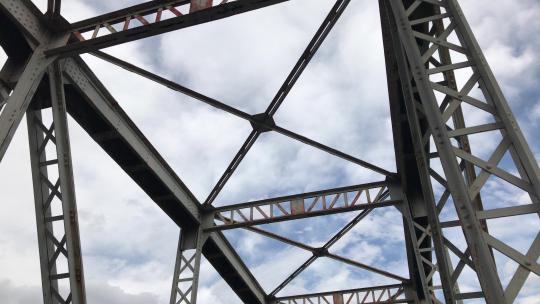 生锈的钢铁桥梁视频素材模板下载