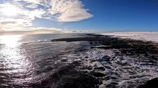 FPV无人机航拍冬日雪景海岸海浪群岛海鸟