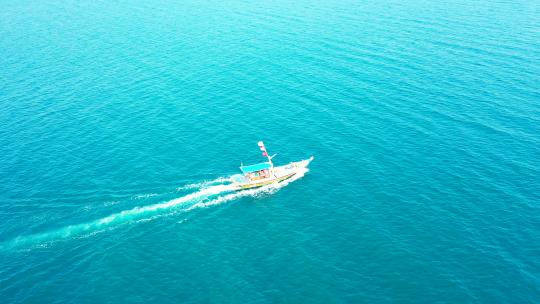 游览船在蔚蓝的海面上缓慢航行