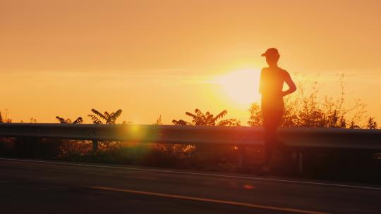 跑步、脚部特写背影脚步鞋子夕阳逆光