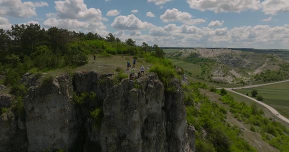 空中拍摄一群人站在山顶上