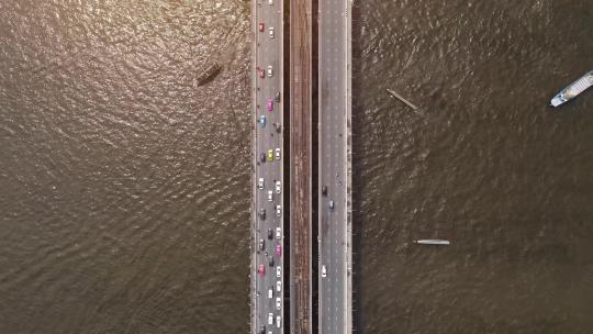 4K空中俯视图从无人机，船只和桥梁交通在曼谷