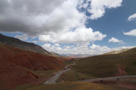 新疆喀什草地 公路 雪山 蓝天白云延时
