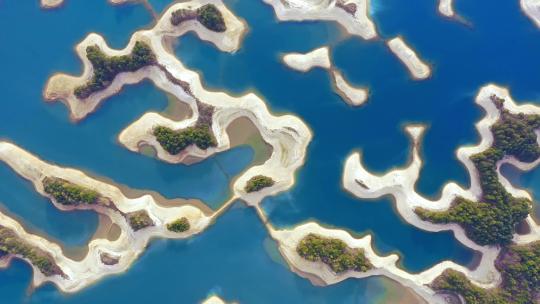 湖泊里的大大小小的小岛
