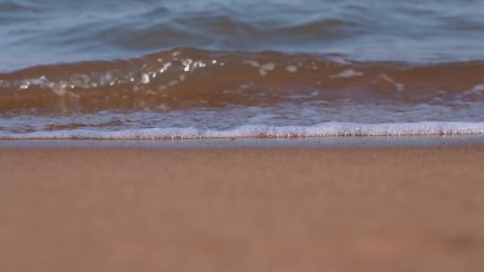 海浪冲向沙滩