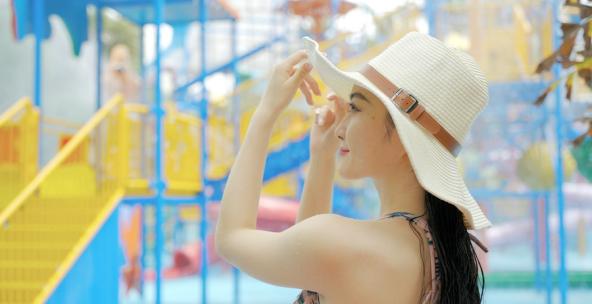 精品 · 美女夏日草帽背影游玩水上乐园视频素材模板下载