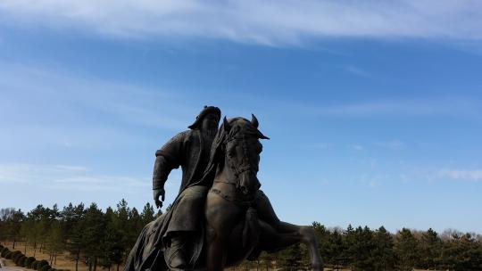 航拍内蒙古鄂尔多斯成吉思汗雕像成吉思汗陵视频素材模板下载
