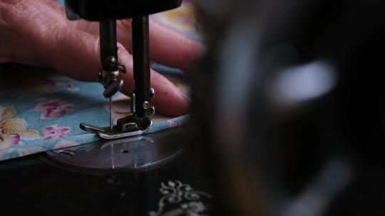 回忆奶奶老式缝纫机针线活年代感升格空镜