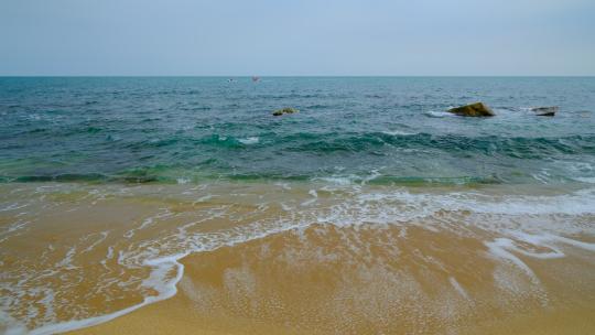 大海岸边海浪拍打沙滩 海边浪花