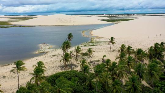 巴西东北部天堂的沙丘山脉和雨水泻湖。