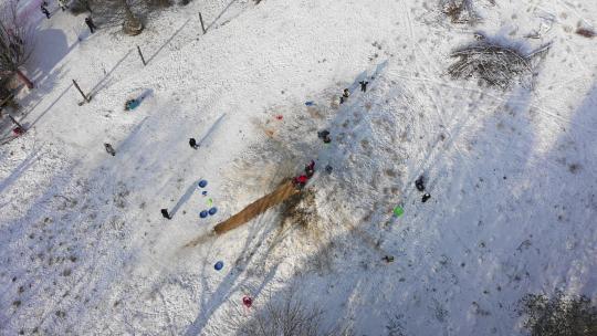 孩子们在冬天享受雪橇山视频素材模板下载