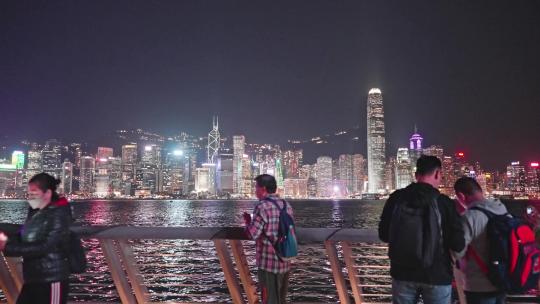 香港维多利亚港夜景拍照的人