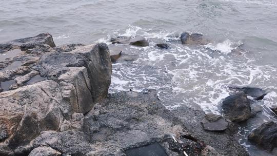 海边海风海浪拍打礁石