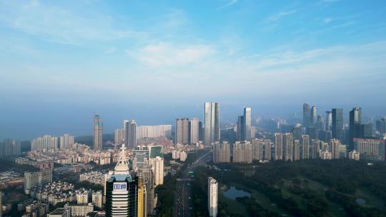 航拍深圳滨河大道西行蓝天白云的早晨视频素材模板下载