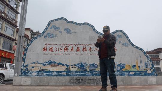西藏旅游318国道终点聂拉木广场纪念碑游客