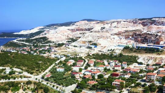 土耳其巴利克西尔马尔马拉岛大理石采石场坑与岩石和大理石块的鸟瞰图