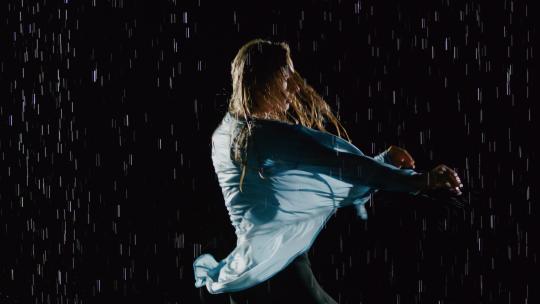 在雨中跳舞的女性