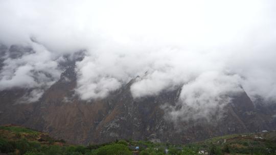 虎跳峡大峡谷云雾高山雪山云朵云海延时航拍