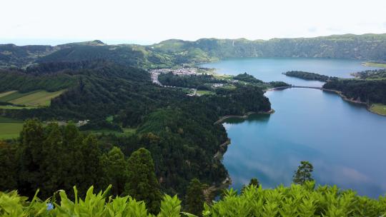 亚速尔群岛的田园诗般的自然与Sete Cidades火山口湖景