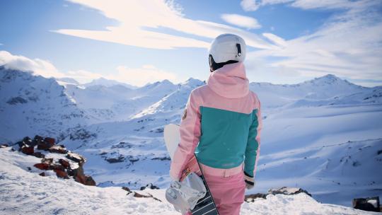 女人在雪山的自然景观中观看视频素材模板下载