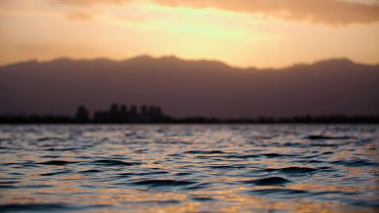 金色夕阳水面湖面水面波浪波光