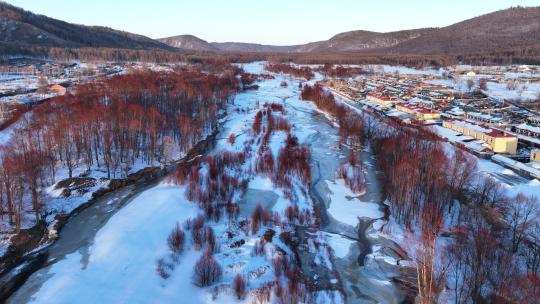 大兴安岭早春残雪消融的河流