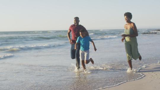 一家人在沙滩上奔跑
