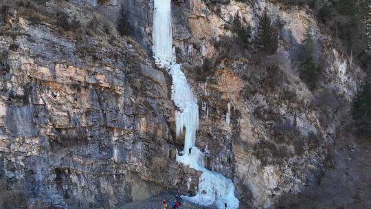 阿坝四姑娘山双桥沟冰瀑上的攀冰运动爱好者