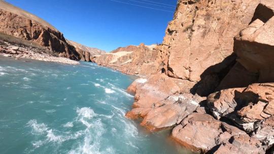 穿越机航拍新疆自然风光峡谷溪流 翡翠湖