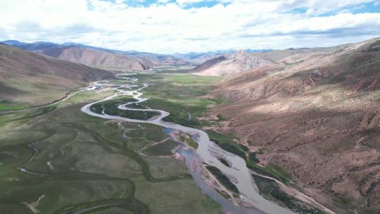 鸟瞰西藏318国道、湖畔4K航拍视频